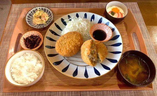 コロッケ定食　KOROKKE / CROQUETTES TEISHOKU