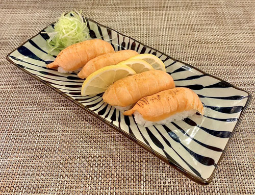 サーモン炙り寿司	Salmon Aburi sushi